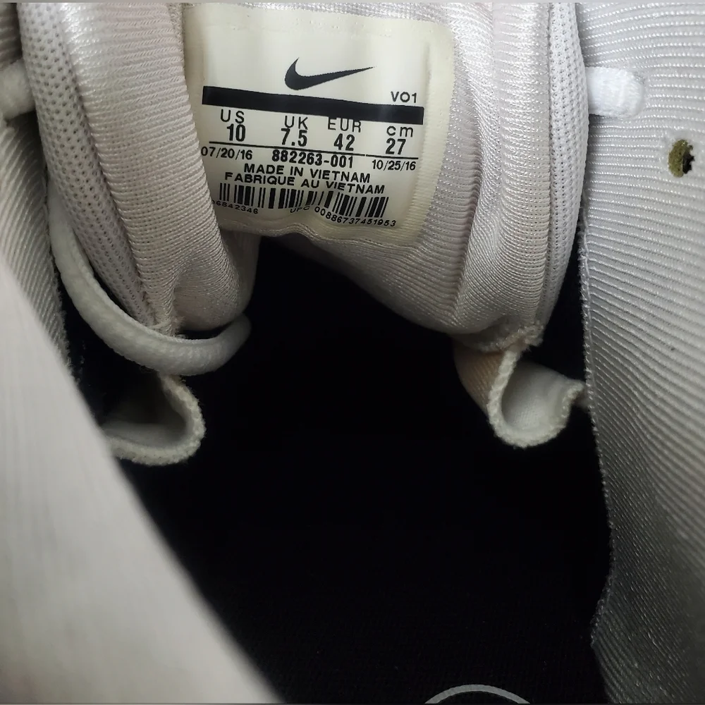 Nike Woman's Black and White Sneakers Sz 10